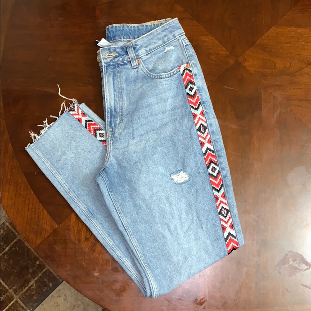 Light washed boyfriend jean/ color detail on side